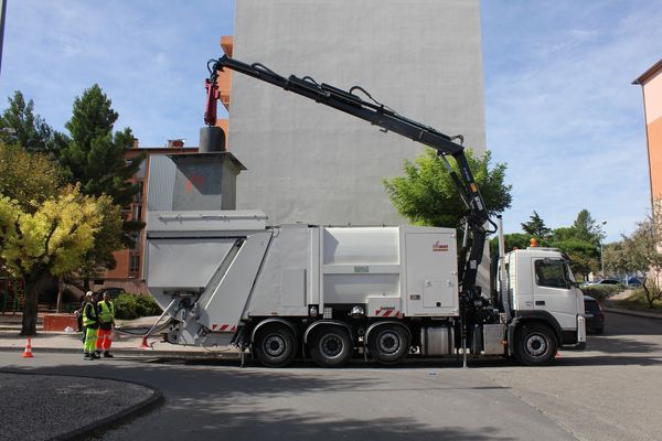 BOMLINE – Laveuse de colonnes équipée benne de collecte grande capacité